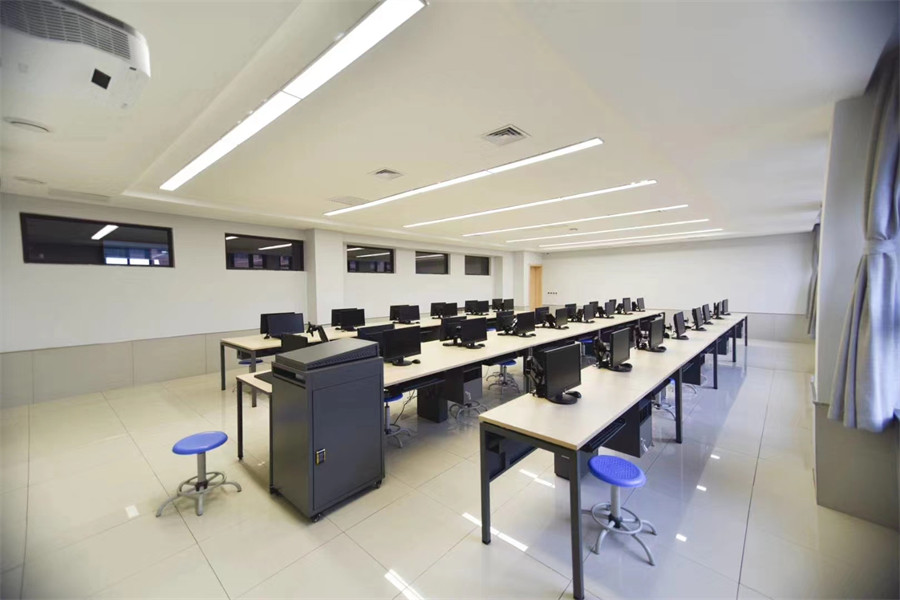 9-信息技术教室.jpg